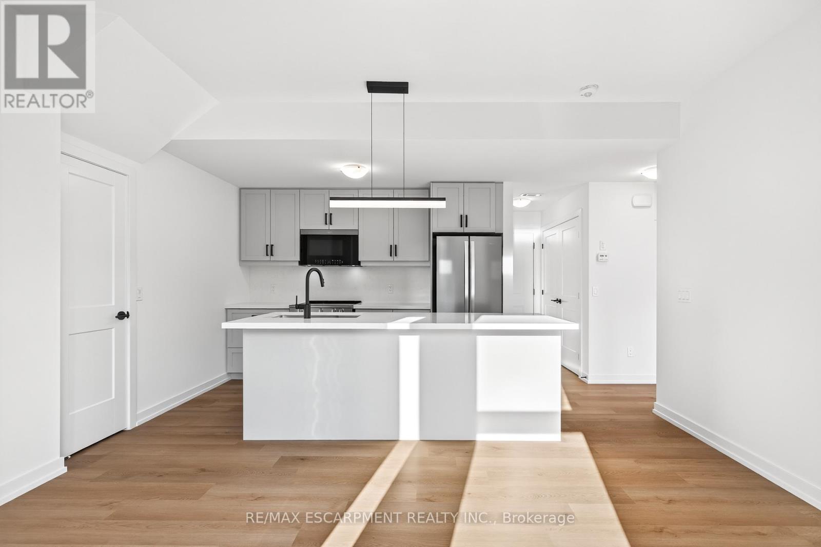32 - 70 Kenesky Drive, Hamilton, Ontario  L8B 2A9 - Photo 6 - X12474995