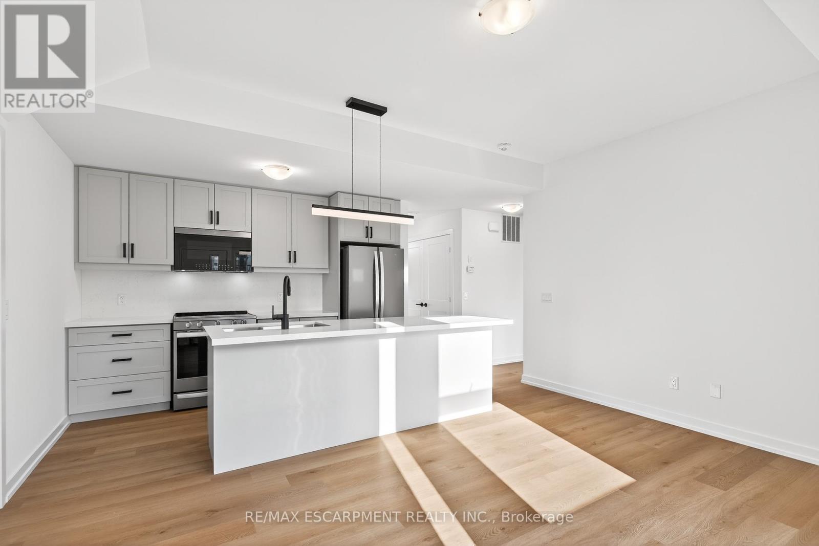 32 - 70 Kenesky Drive, Hamilton, Ontario  L8B 2A9 - Photo 7 - X12474995