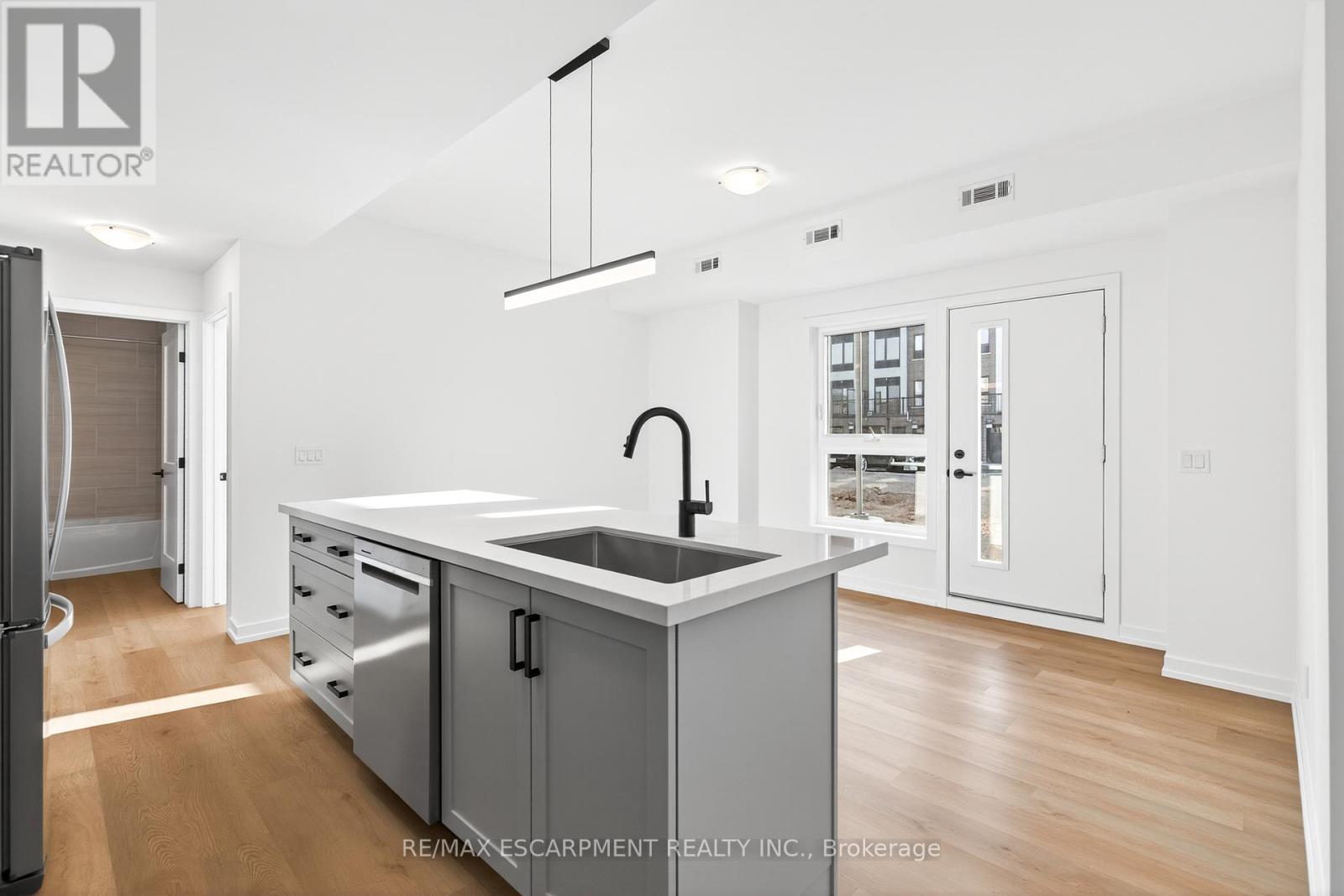 32 - 70 Kenesky Drive, Hamilton, Ontario  L8B 2A9 - Photo 8 - X12474995