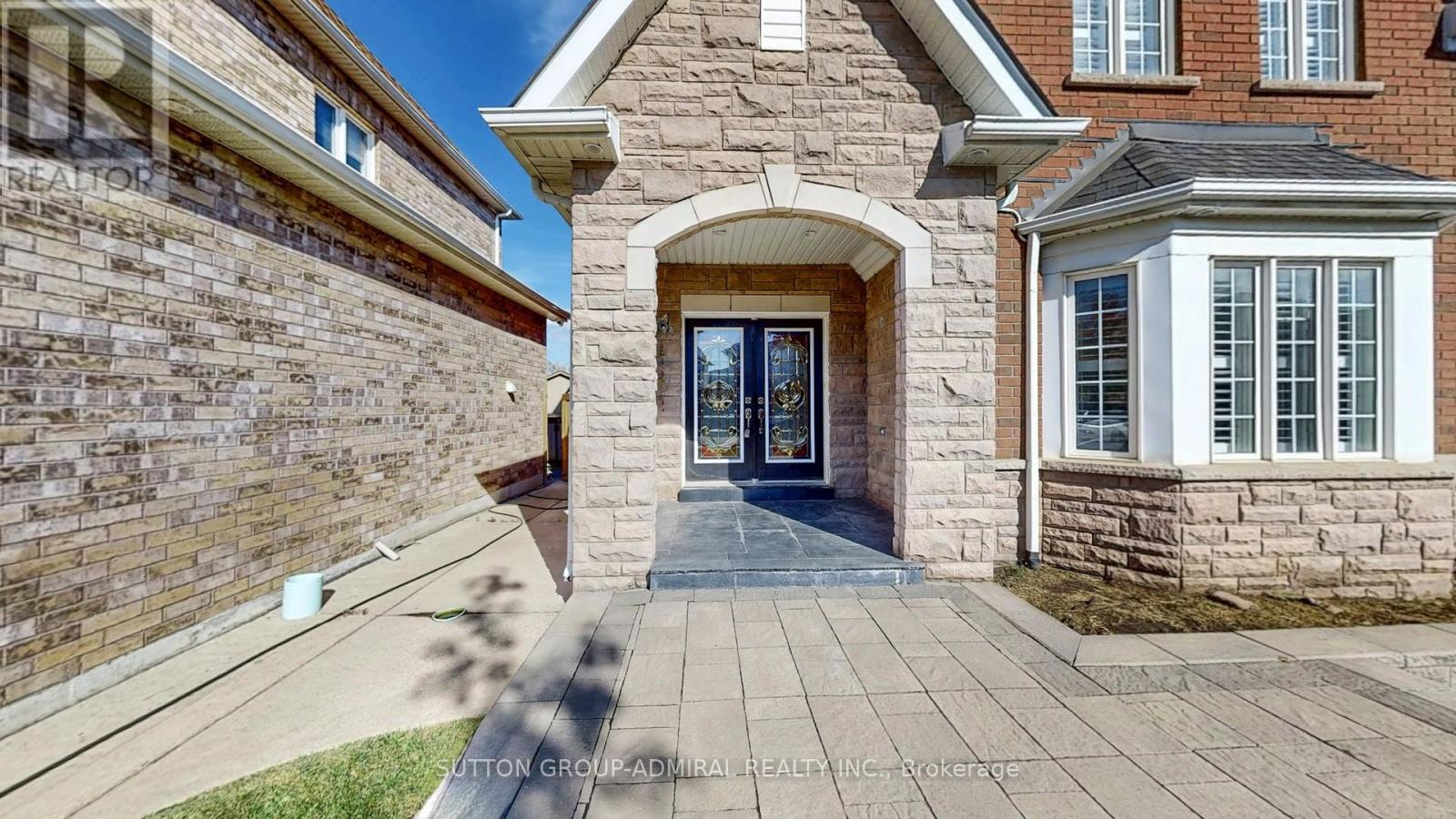 37 Donwoods Court, Brampton, Ontario  L6P 1T6 - Photo 3 - W12475007