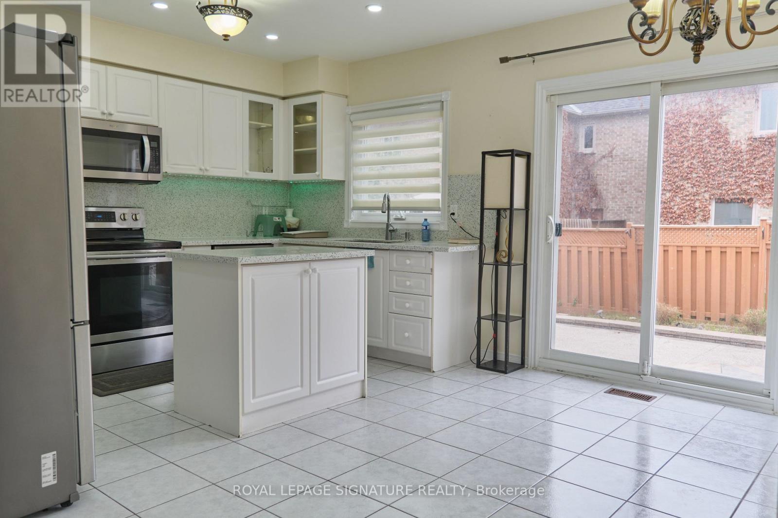 Upper - 12 Pacific Wind Crescent, Brampton, Ontario  L6R 1Y6 - Photo 8 - W12475014