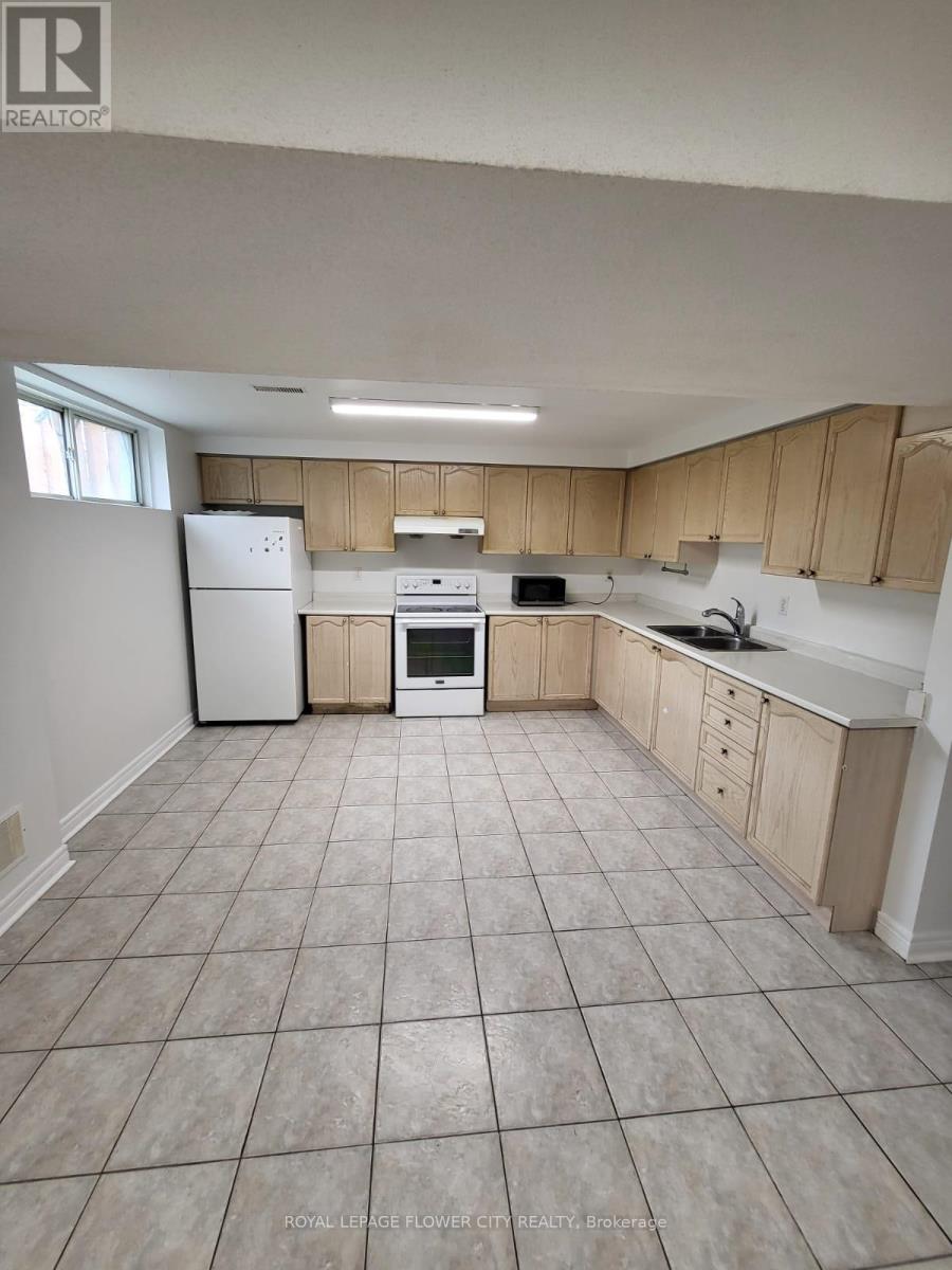 123 Letty Avenue, Brampton, Ontario  L6Y 5E3 - Photo 5 - W12475031