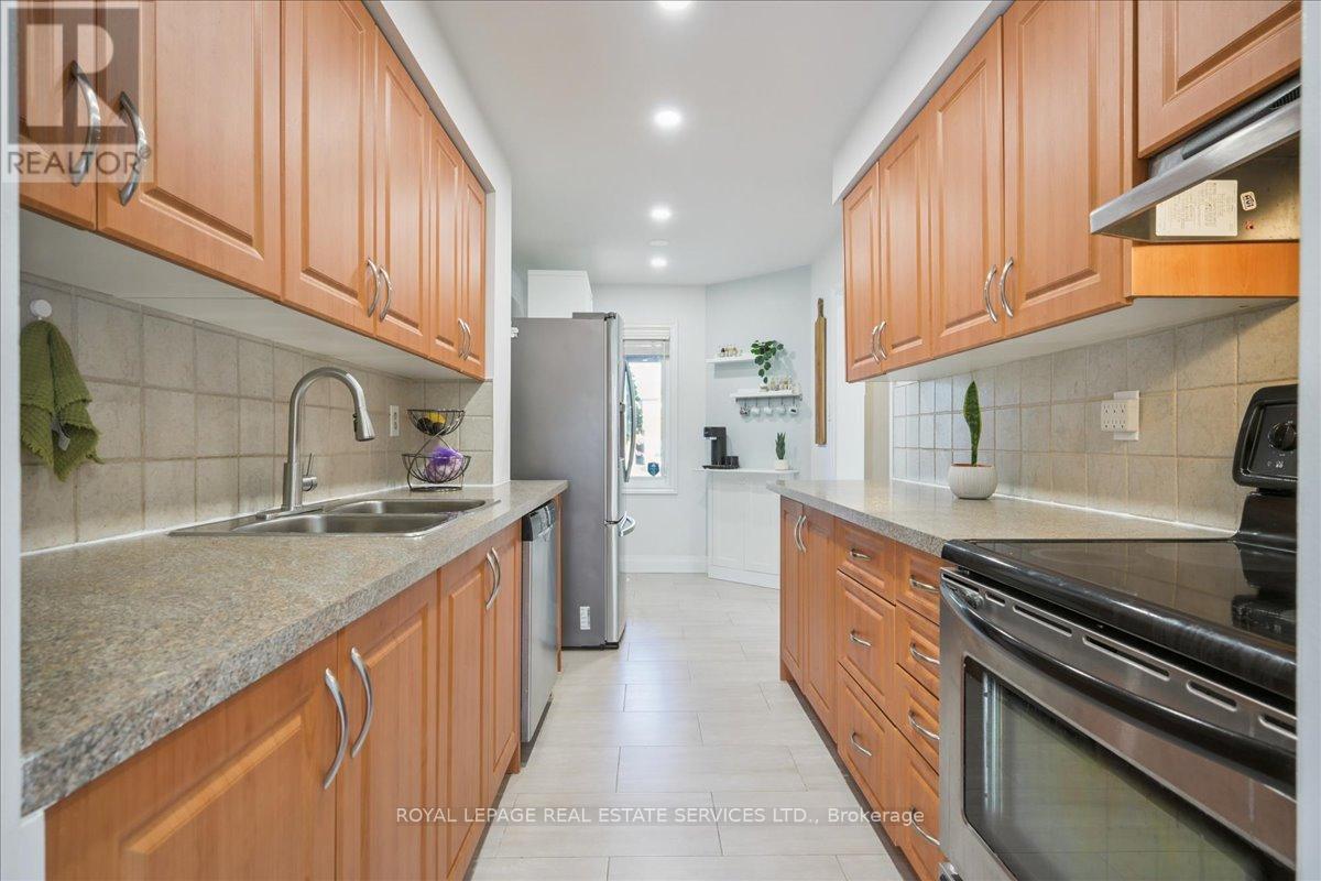 4336 Lee Drive, Mississauga, Ontario  L4W 4A8 - Photo 16 - W12475033
