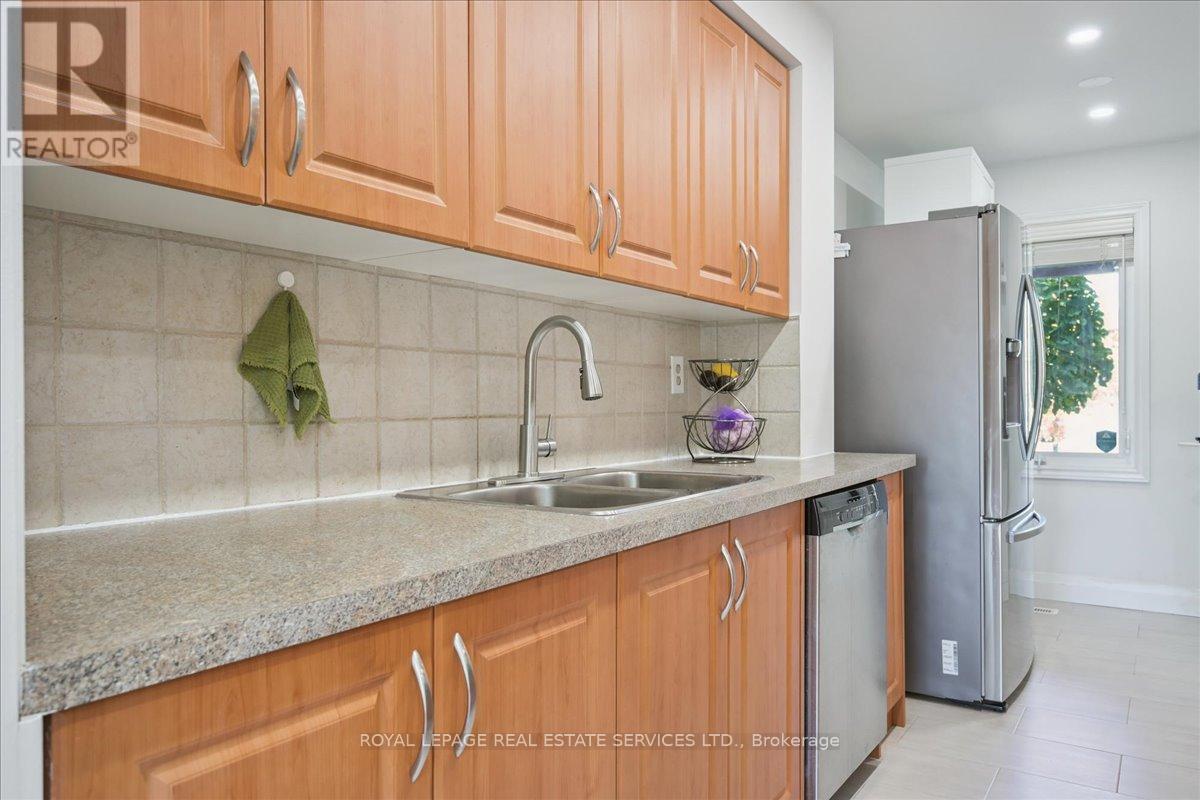 4336 Lee Drive, Mississauga, Ontario  L4W 4A8 - Photo 17 - W12475033