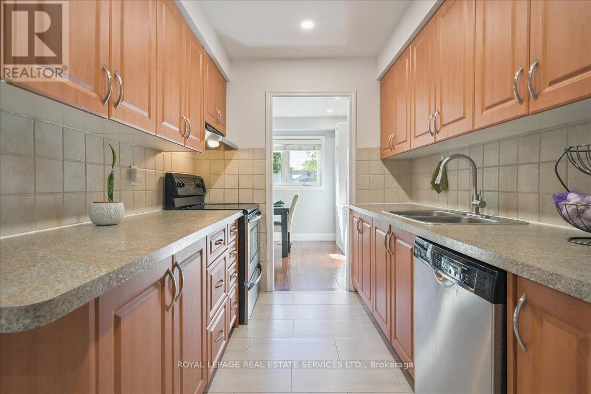 4336 Lee Drive, Mississauga, Ontario  L4W 4A8 - Photo 18 - W12475033