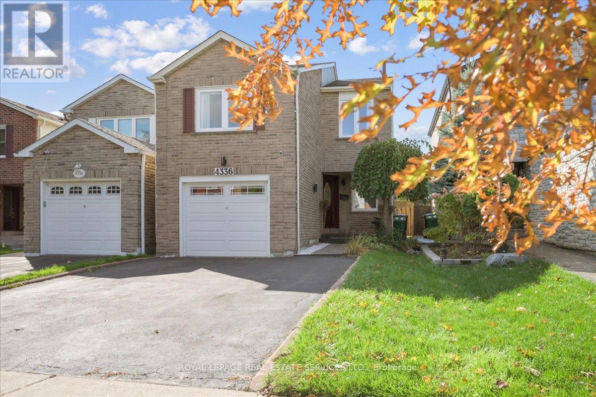 4336 Lee Drive, Mississauga, Ontario  L4W 4A8 - Photo 2 - W12475033