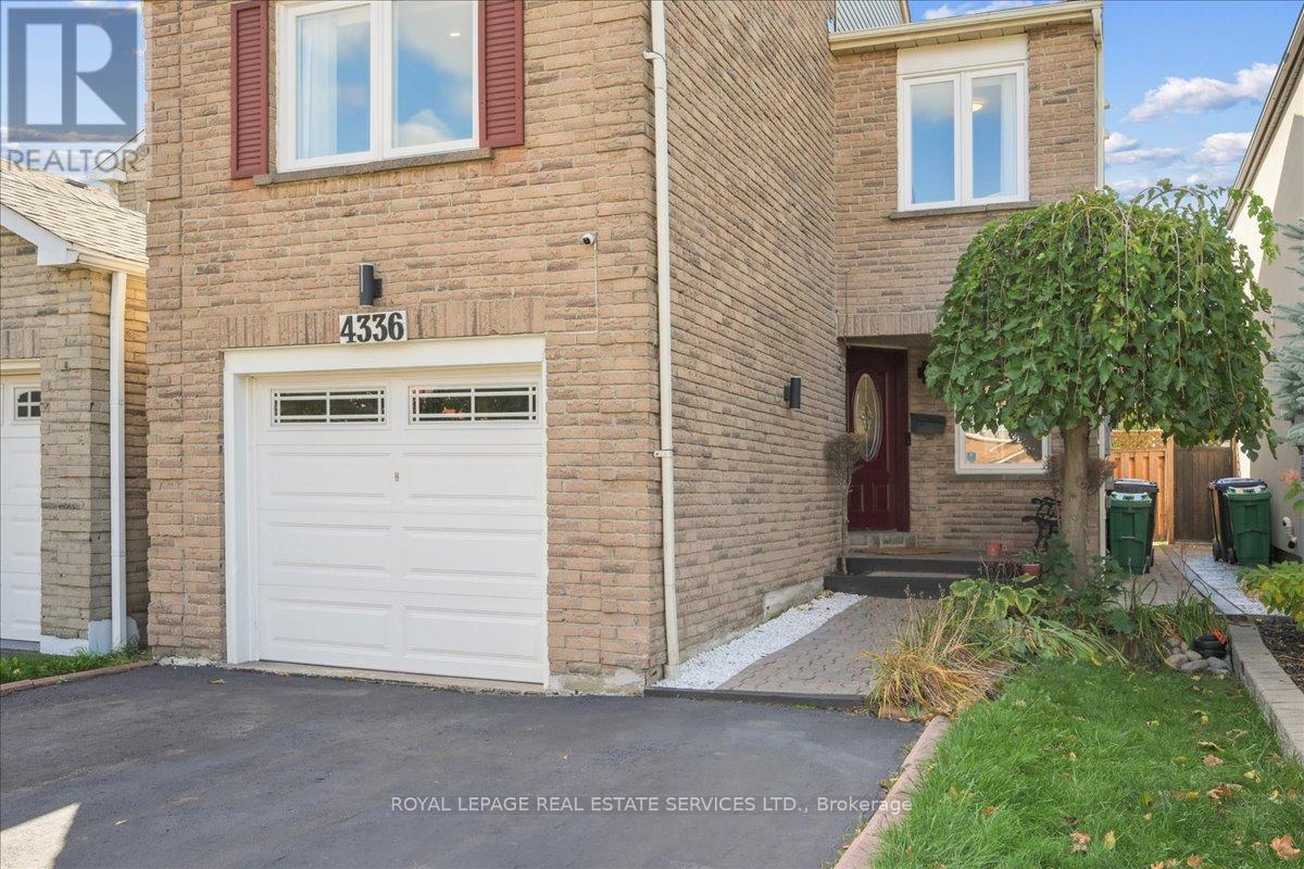 4336 Lee Drive, Mississauga, Ontario  L4W 4A8 - Photo 3 - W12475033