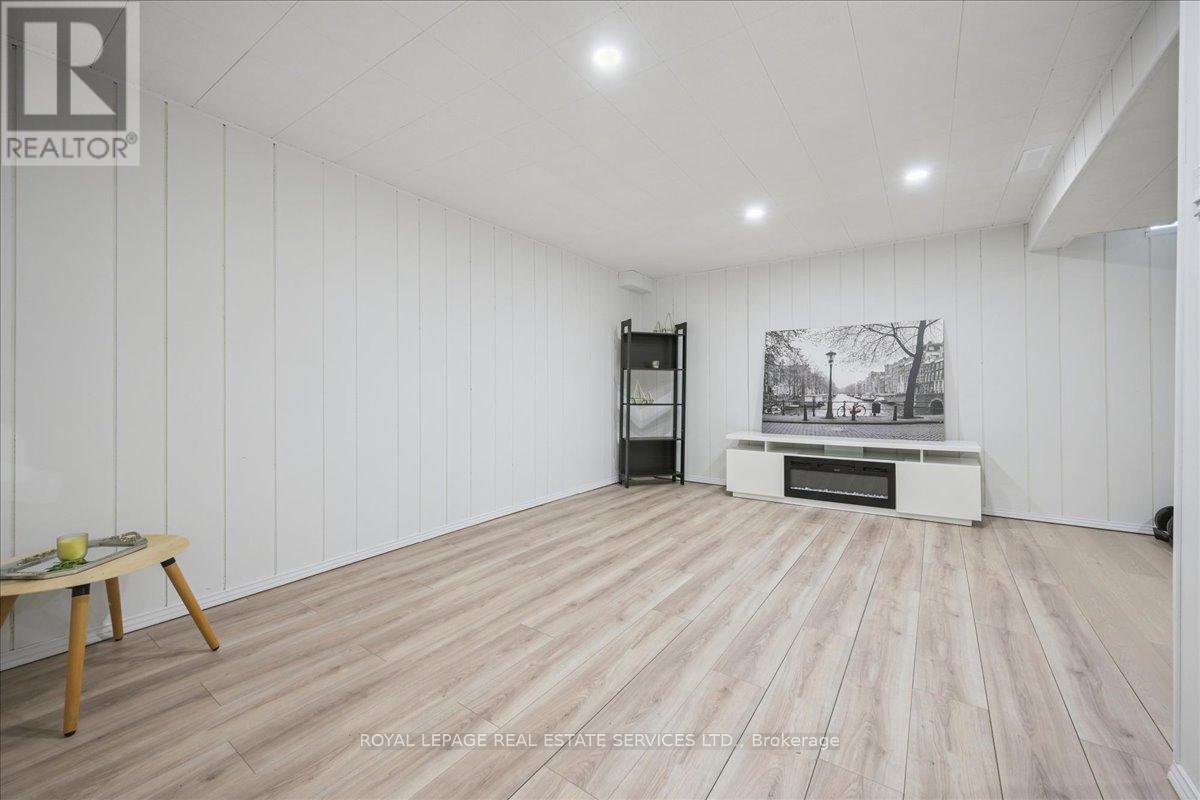 4336 Lee Drive, Mississauga, Ontario  L4W 4A8 - Photo 35 - W12475033
