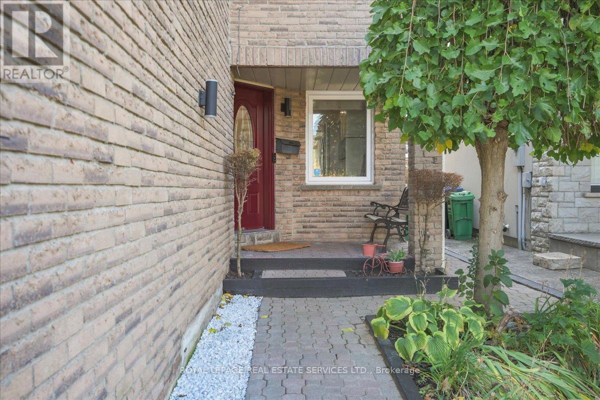 4336 Lee Drive, Mississauga, Ontario  L4W 4A8 - Photo 4 - W12475033