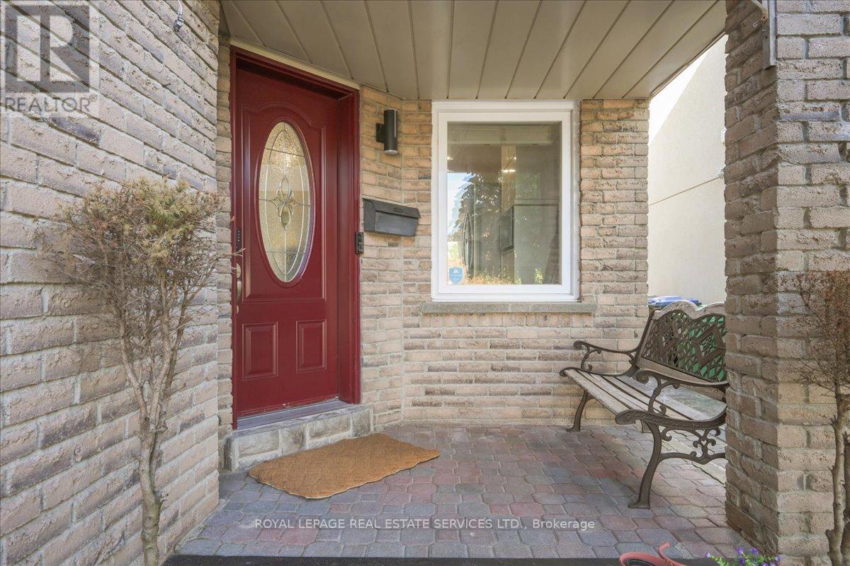 4336 Lee Drive, Mississauga, Ontario  L4W 4A8 - Photo 5 - W12475033
