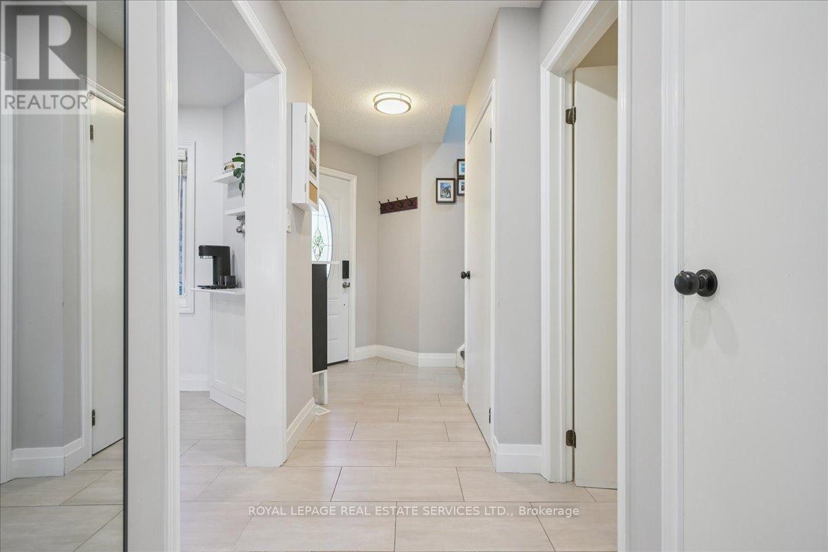4336 Lee Drive, Mississauga, Ontario  L4W 4A8 - Photo 7 - W12475033