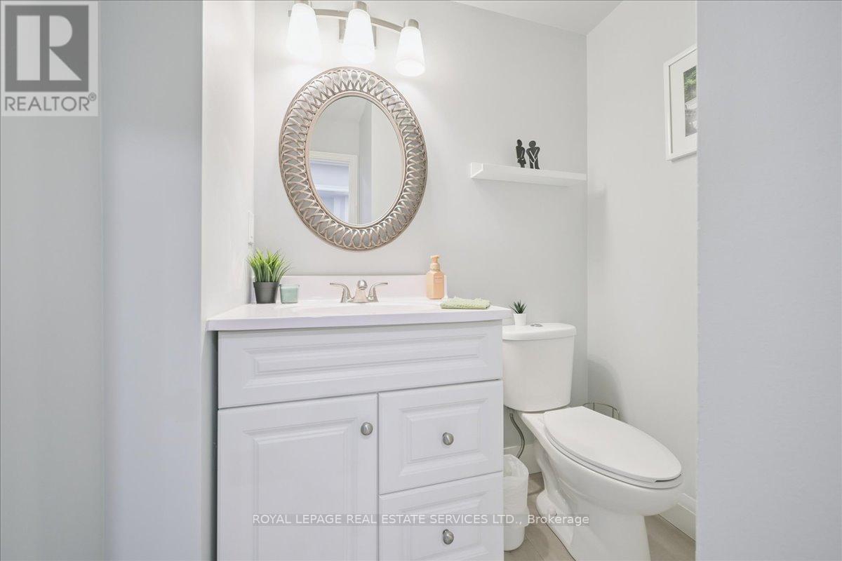 4336 Lee Drive, Mississauga, Ontario  L4W 4A8 - Photo 8 - W12475033