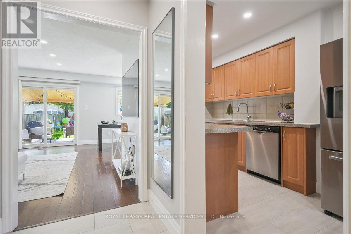 4336 Lee Drive, Mississauga, Ontario  L4W 4A8 - Photo 9 - W12475033