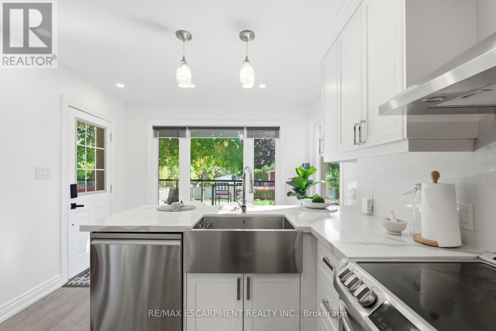 424 Plains Road W, Burlington, Ontario  L7T 1G9 - Photo 11 - W12475040