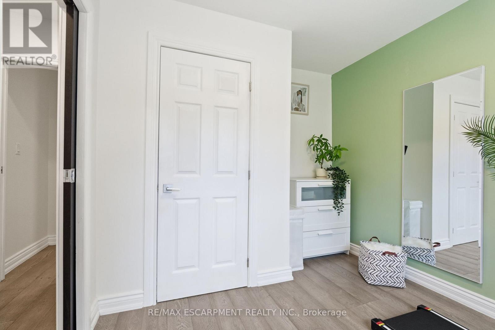 424 Plains Road W, Burlington, Ontario  L7T 1G9 - Photo 14 - W12475040