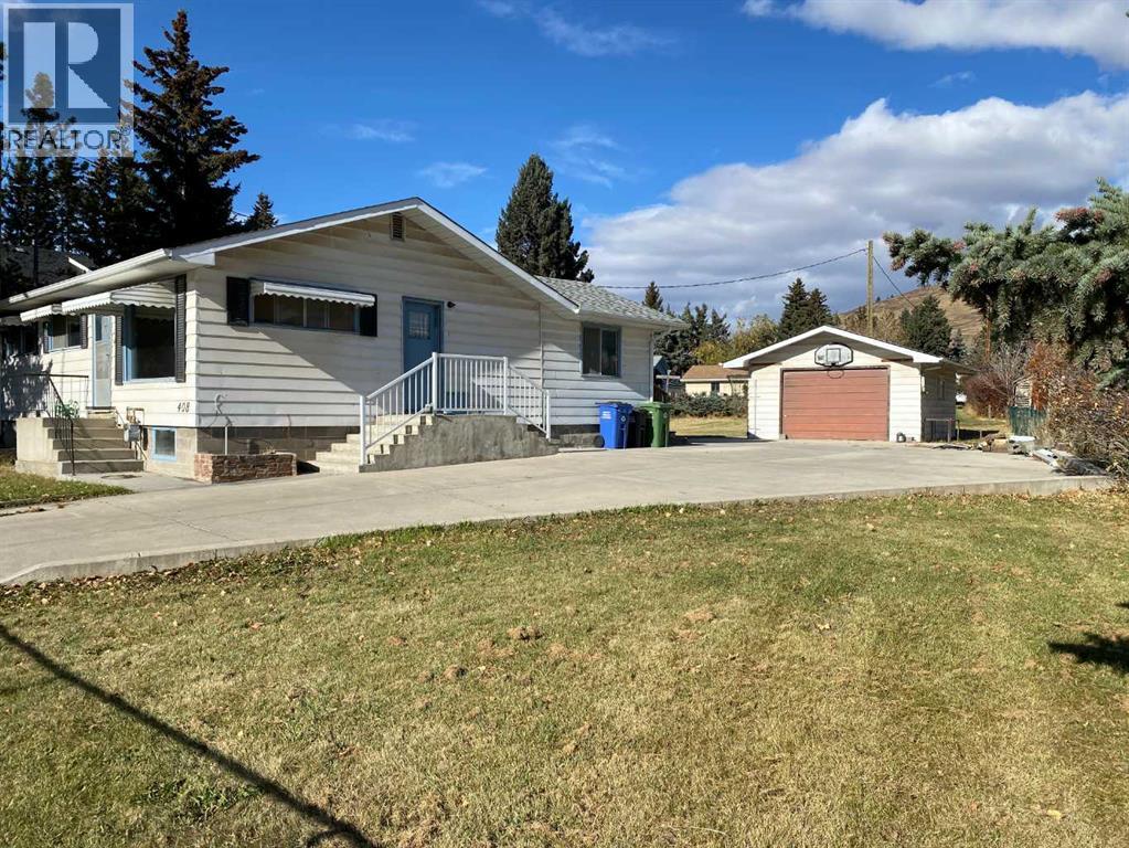 408 1st Street E, Cochrane, Alberta  T4C 1C7 - Photo 2 - A2265474