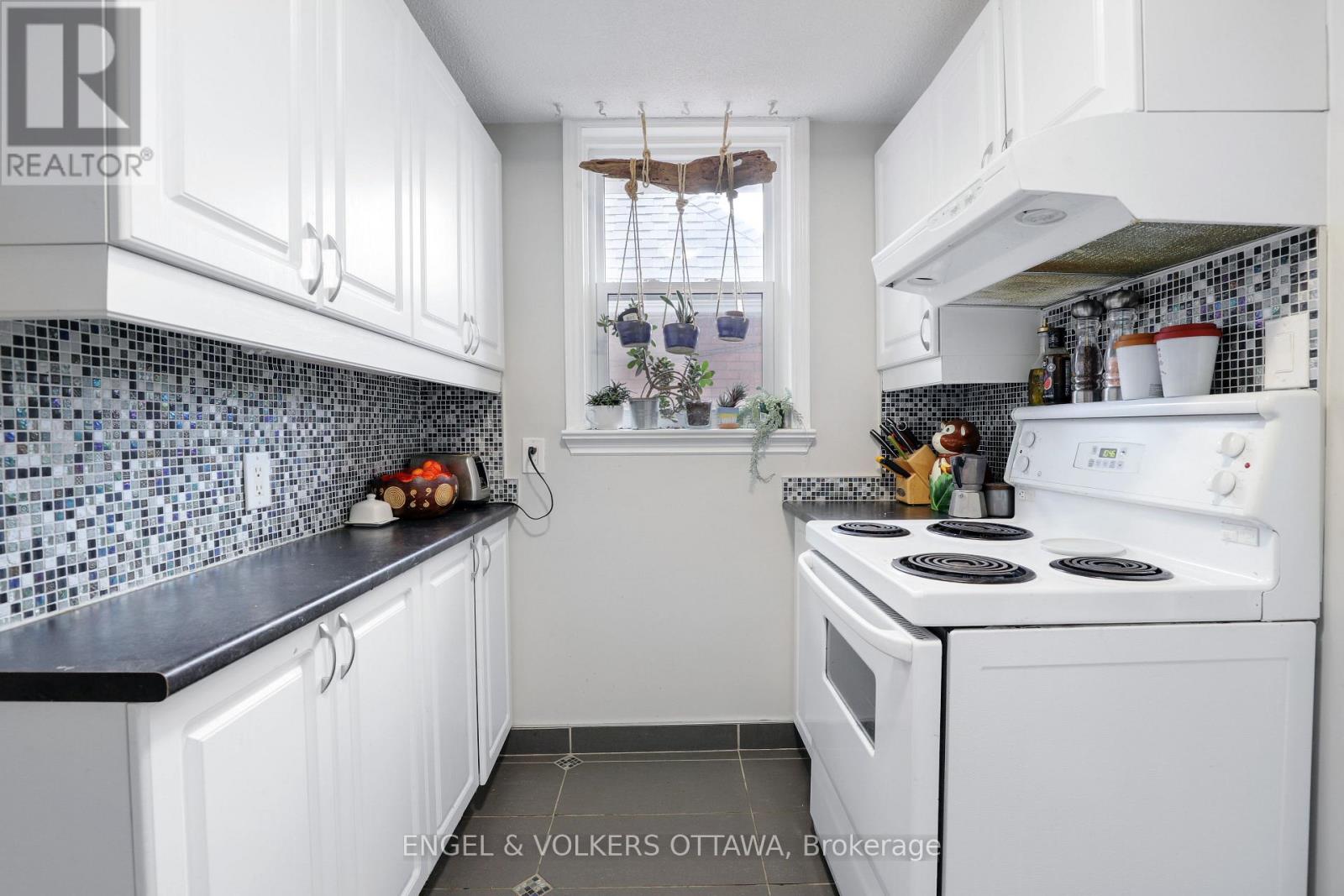 2 - 491 Mcleod Street, Ottawa, Ontario  K1R 5P7 - Photo 9 - X12475068