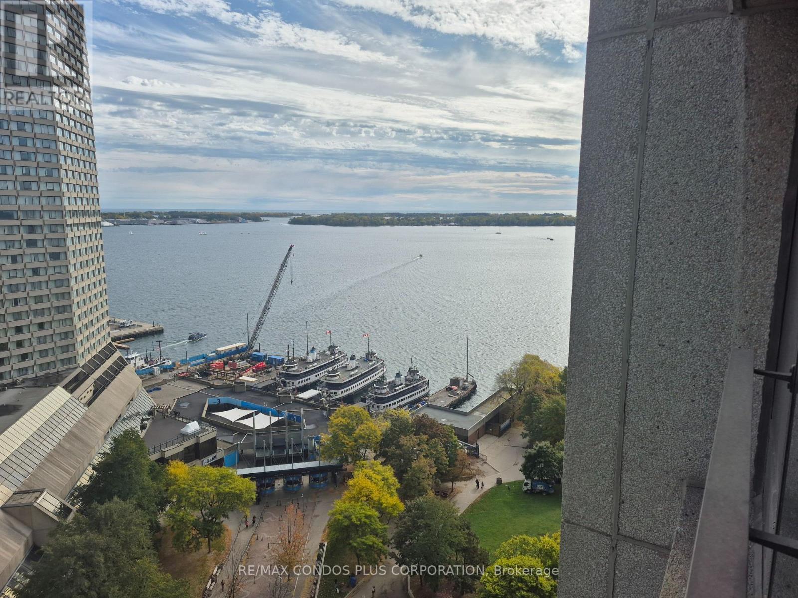 2036 - 33 HARBOUR SQUARE, Toronto, Ontario