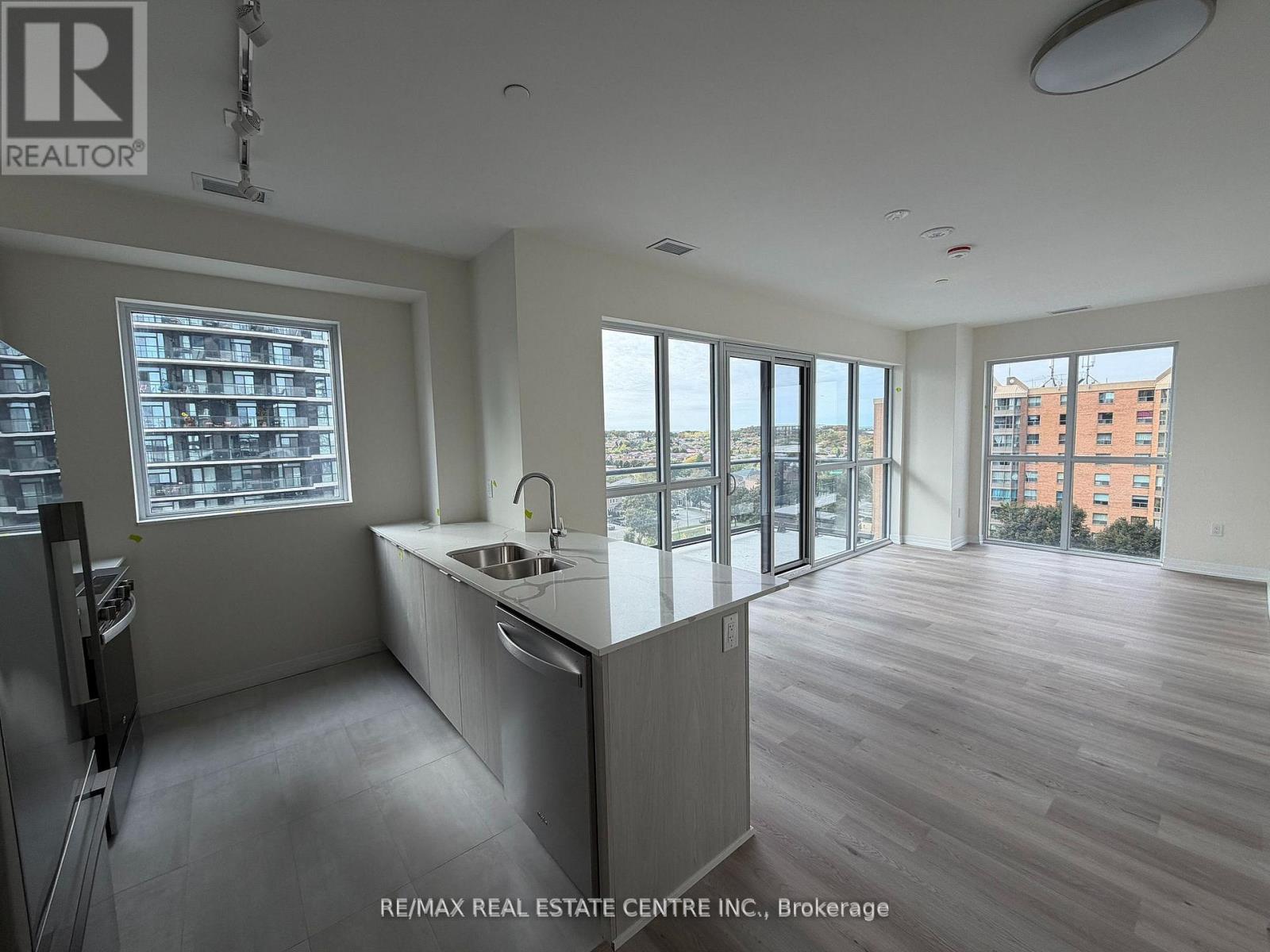 706 - 15 Watergarden Drive, Mississauga, Ontario  L5R 0H4 - Photo 2 - W12475062