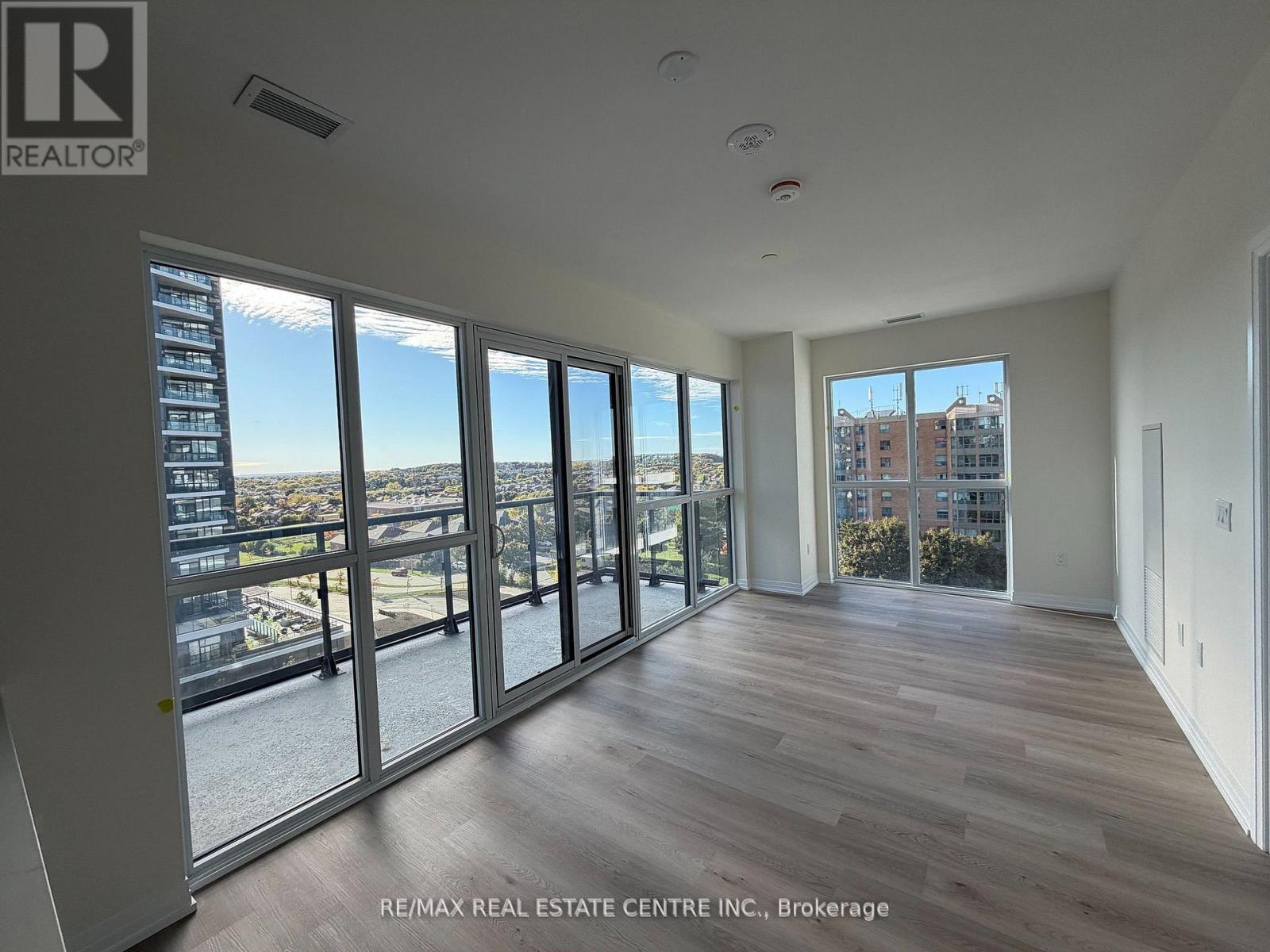 706 - 15 Watergarden Drive, Mississauga, Ontario  L5R 0H4 - Photo 6 - W12475062