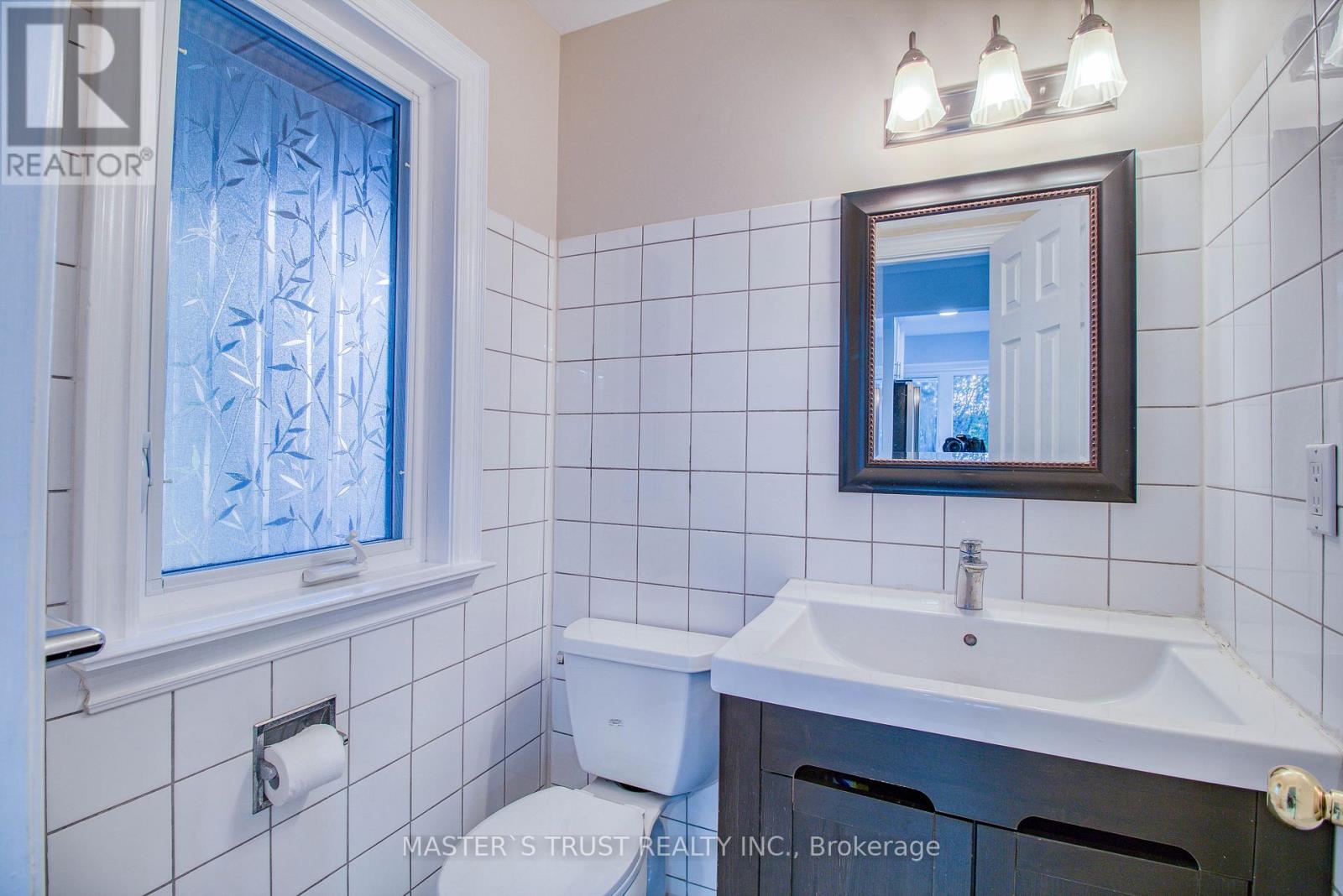 20 Valhalla Court, Aurora, Ontario  L4G 5W3 - Photo 12 - N12475093
