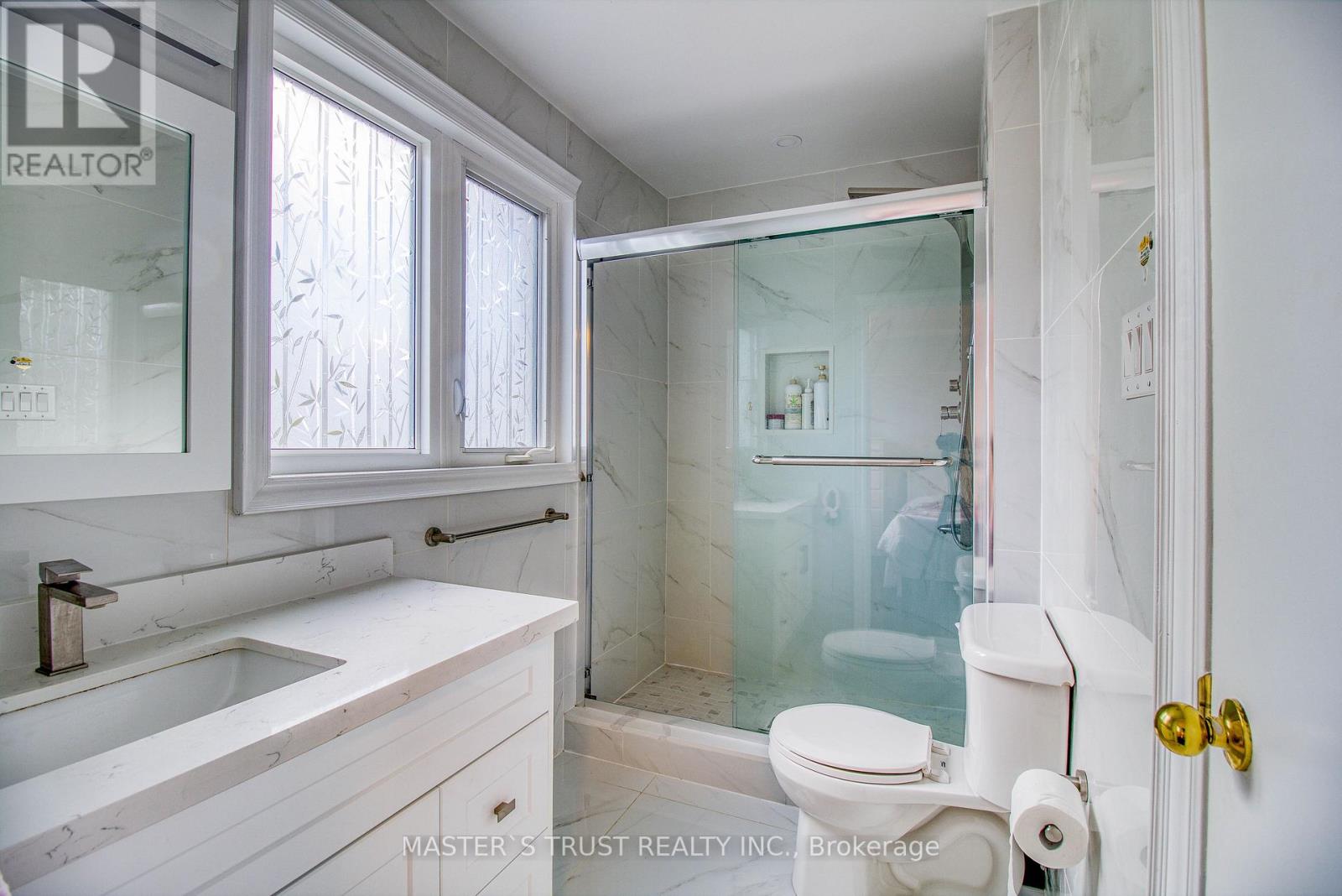 20 Valhalla Court, Aurora, Ontario  L4G 5W3 - Photo 14 - N12475093