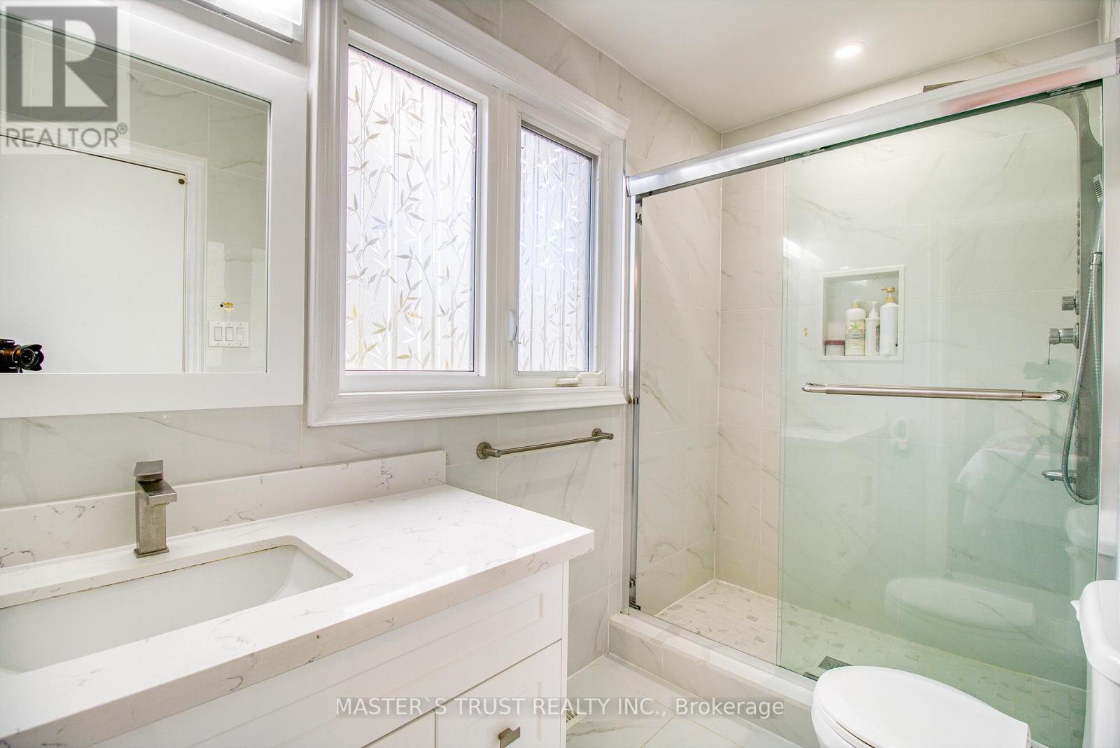 20 Valhalla Court, Aurora, Ontario  L4G 5W3 - Photo 15 - N12475093
