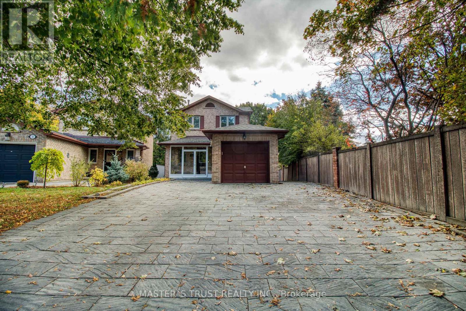 20 Valhalla Court, Aurora, Ontario  L4G 5W3 - Photo 2 - N12475093