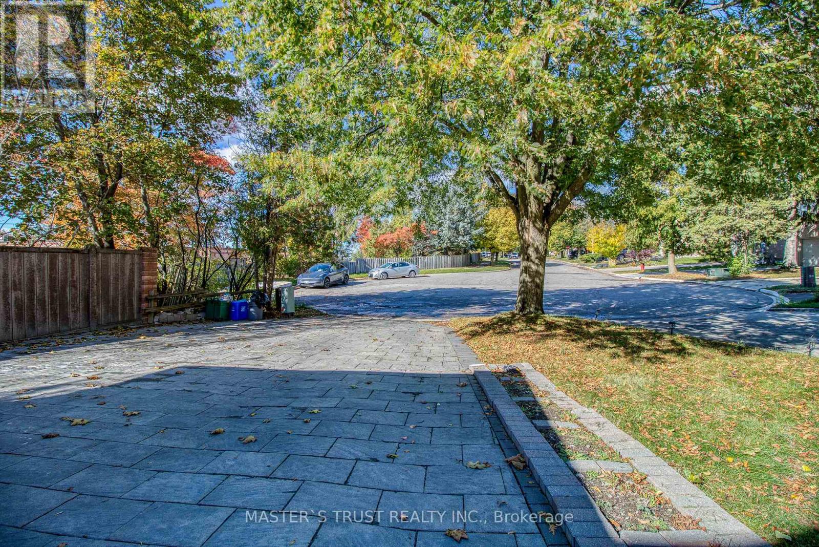 20 Valhalla Court, Aurora, Ontario  L4G 5W3 - Photo 3 - N12475093