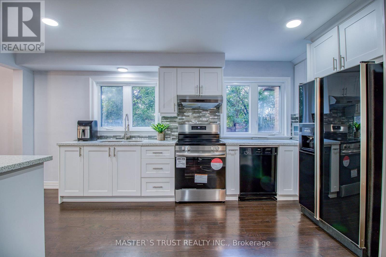 20 Valhalla Court, Aurora, Ontario  L4G 5W3 - Photo 6 - N12475093
