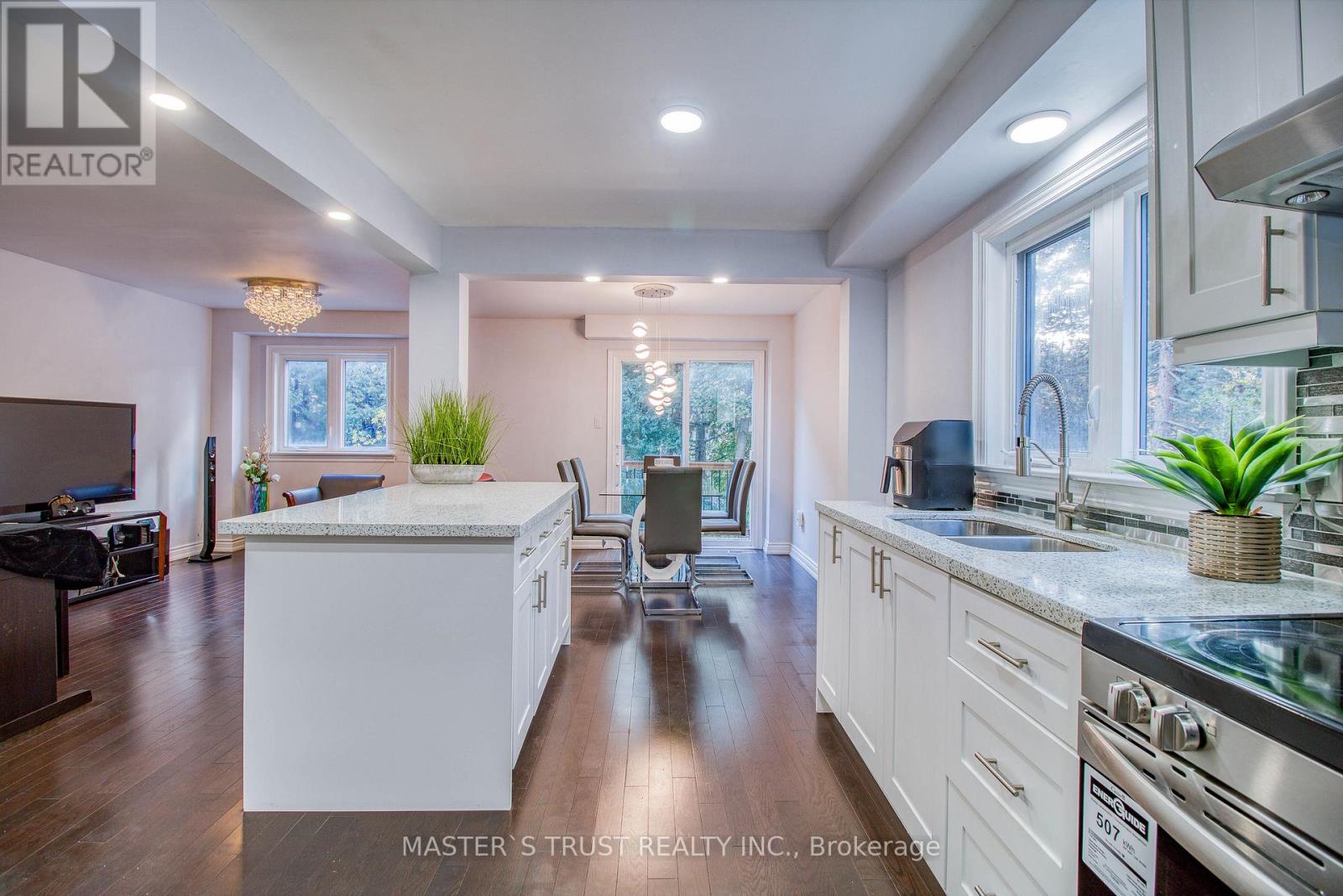 20 Valhalla Court, Aurora, Ontario  L4G 5W3 - Photo 8 - N12475093
