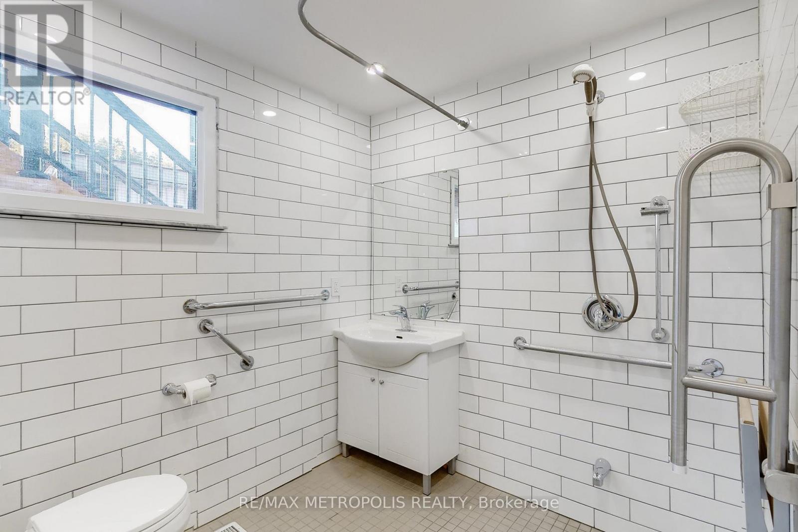 Main - 85 Primula Crescent, Toronto, Ontario  M9L 1J9 - Photo 14 - W12475079