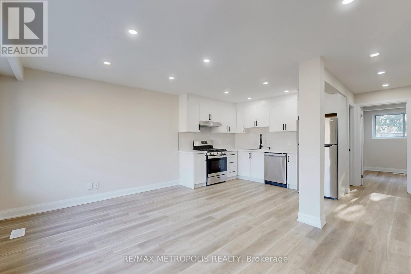 Main - 85 Primula Crescent, Toronto, Ontario  M9L 1J9 - Photo 3 - W12475079