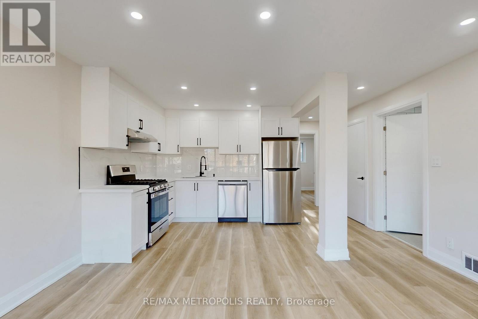 Main - 85 Primula Crescent, Toronto, Ontario  M9L 1J9 - Photo 4 - W12475079