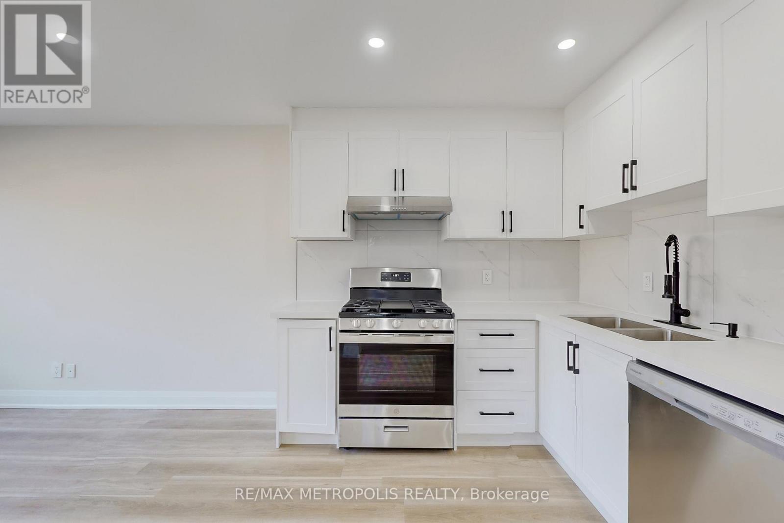 Main - 85 Primula Crescent, Toronto, Ontario  M9L 1J9 - Photo 6 - W12475079