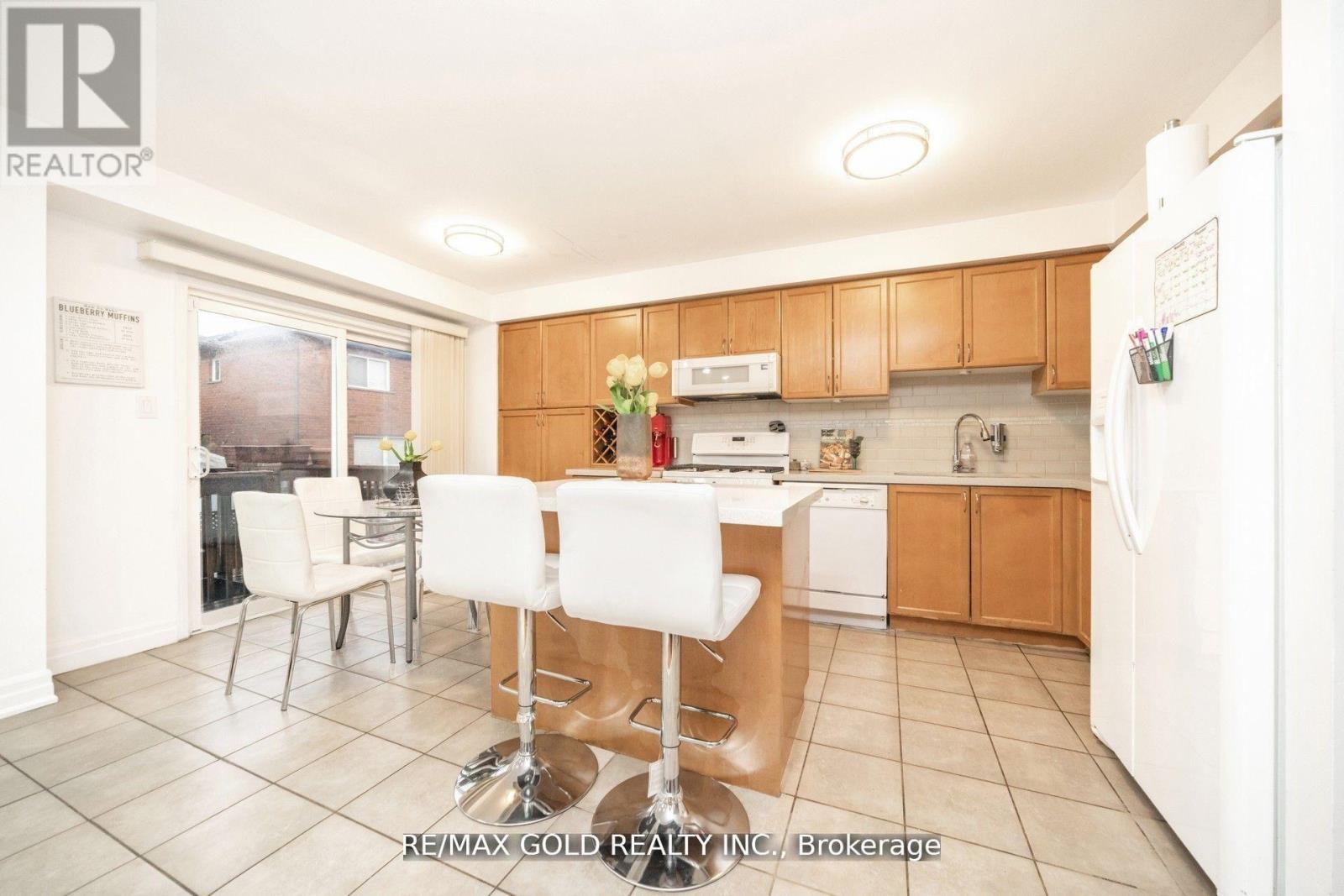 36 Roxton Crescent N, Brampton, Ontario  L7A 2A9 - Photo 11 - W12475106