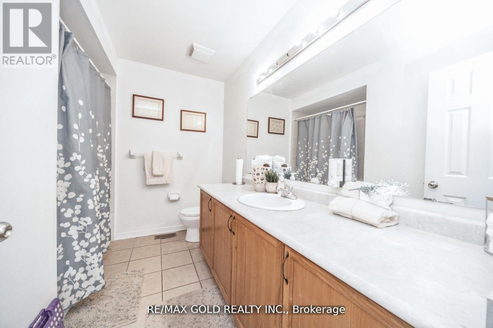 36 Roxton Crescent N, Brampton, Ontario  L7A 2A9 - Photo 20 - W12475106