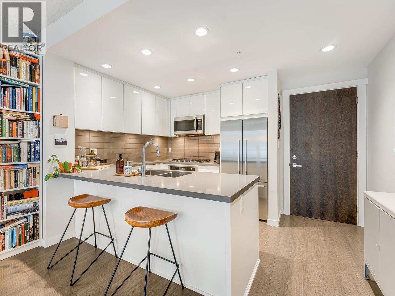 412 255 W 1st Street, North Vancouver, British Columbia  V7M 3G8 - Photo 1 - R3048991