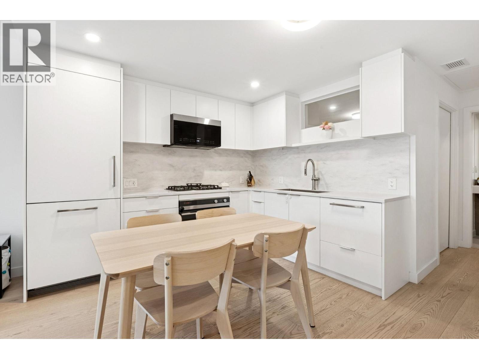 112 650 E 2nd Street, North Vancouver, British Columbia  V7L 1E3 - Photo 1 - R3060588