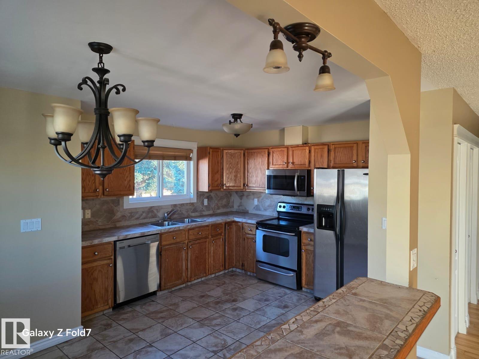 3428 143 Av Nw, Edmonton, Alberta  T5Y 1H7 - Photo 2 - E4463011