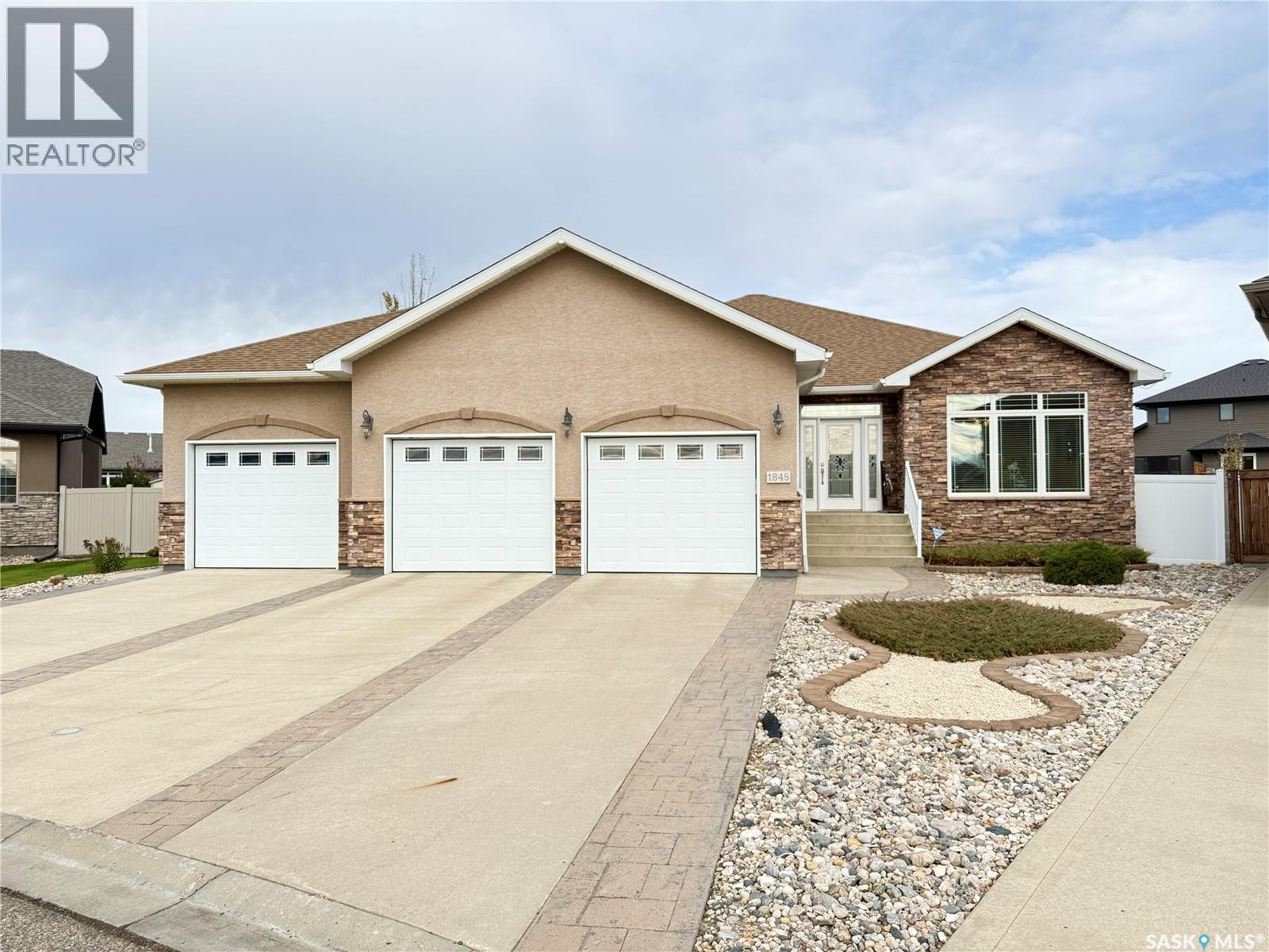 1845 Gordon Miles PLACE, Weyburn, Saskatchewan