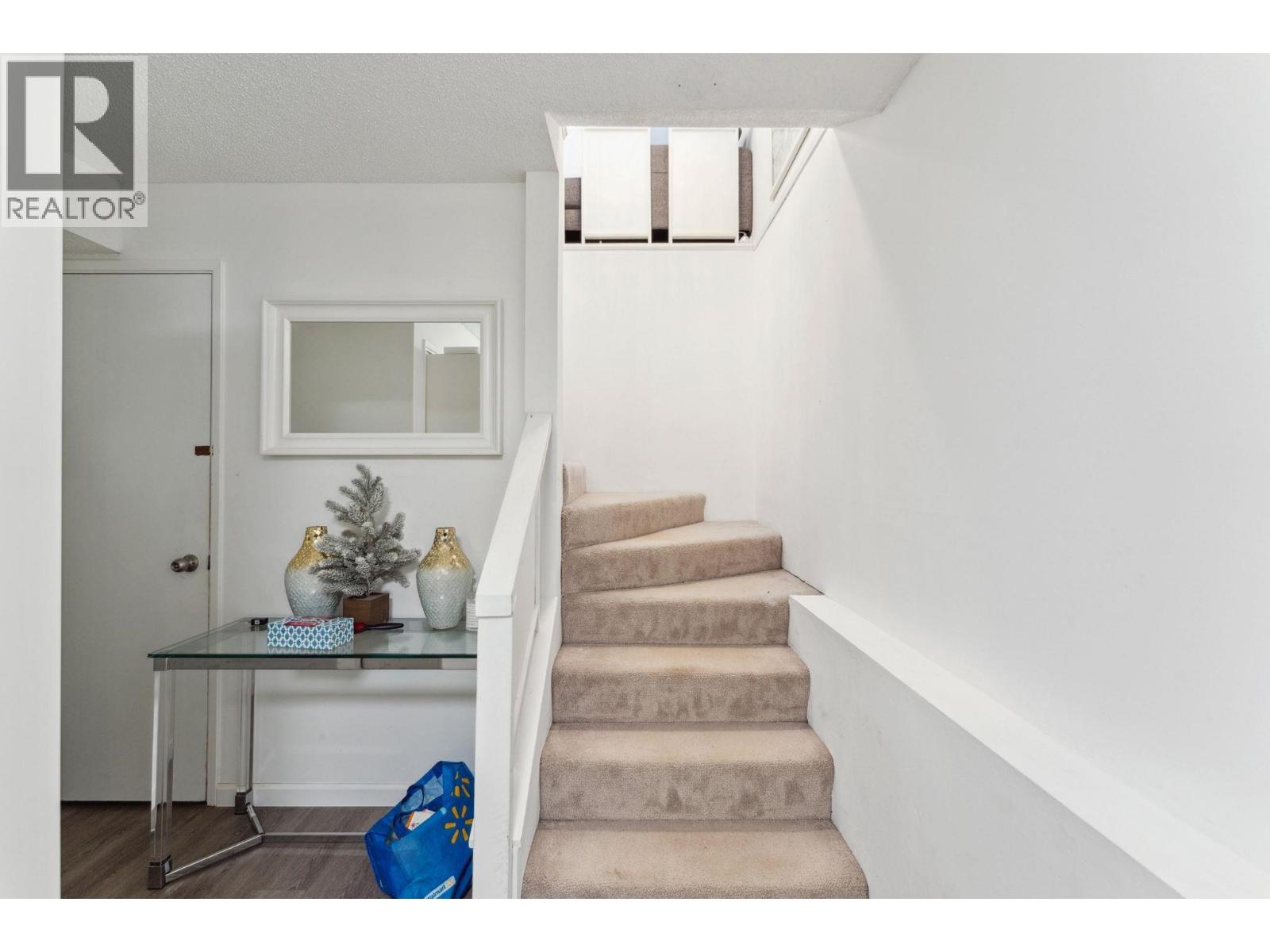1949 Mahon Avenue, North Vancouver, British Columbia  V7M 2T4 - Photo 2 - R3060834