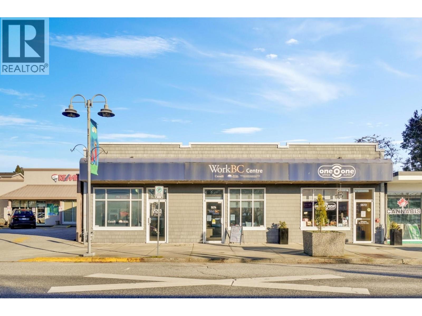 5672 COWRIE STREET, Sechelt, British Columbia