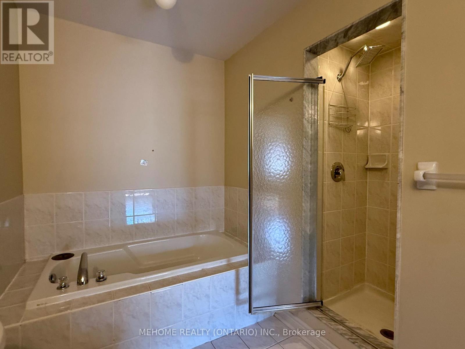 49 Selkirk Drive, Richmond Hill, Ontario  L4B 4S5 - Photo 13 - N12475118