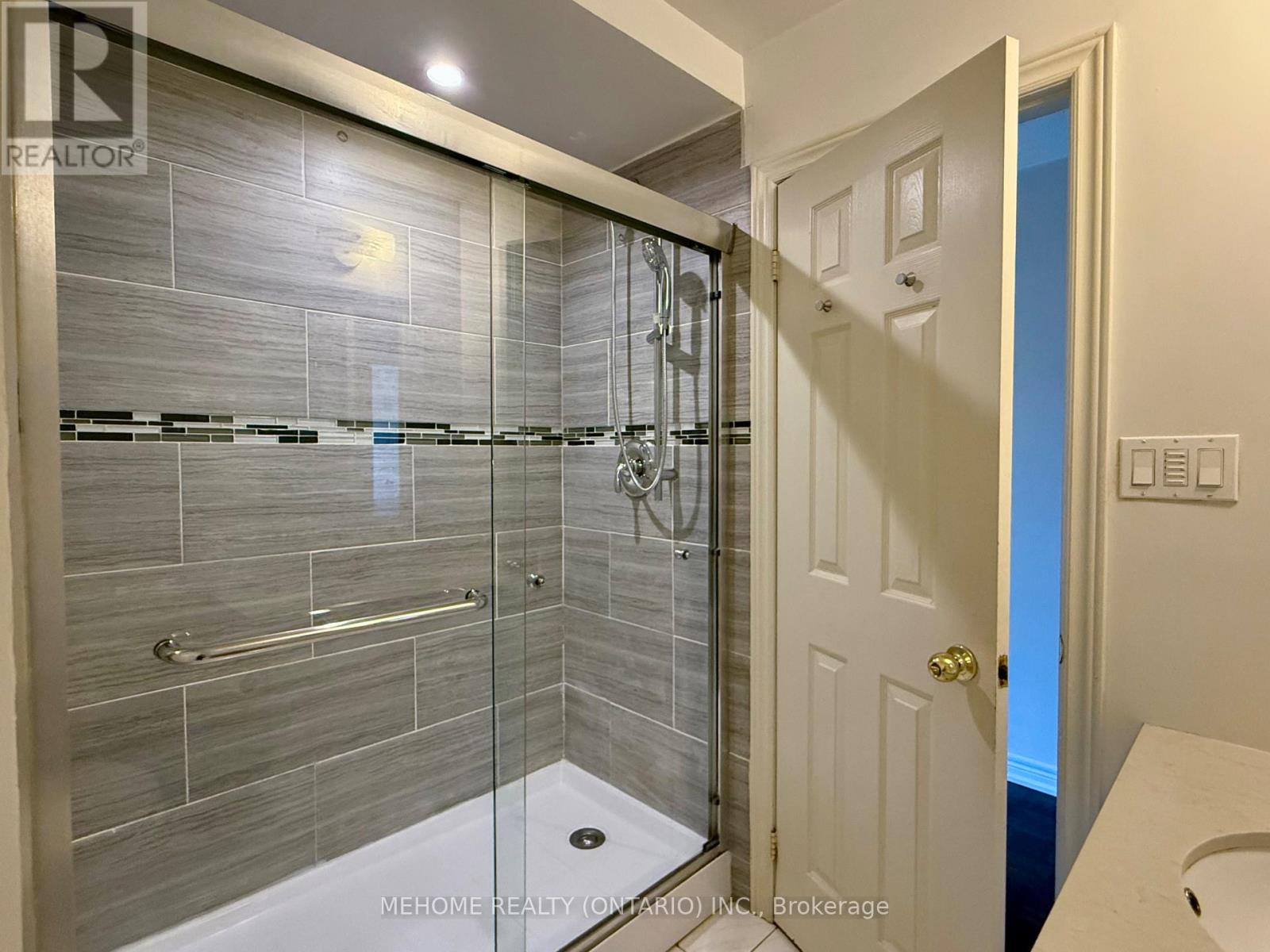 49 Selkirk Drive, Richmond Hill, Ontario  L4B 4S5 - Photo 17 - N12475118