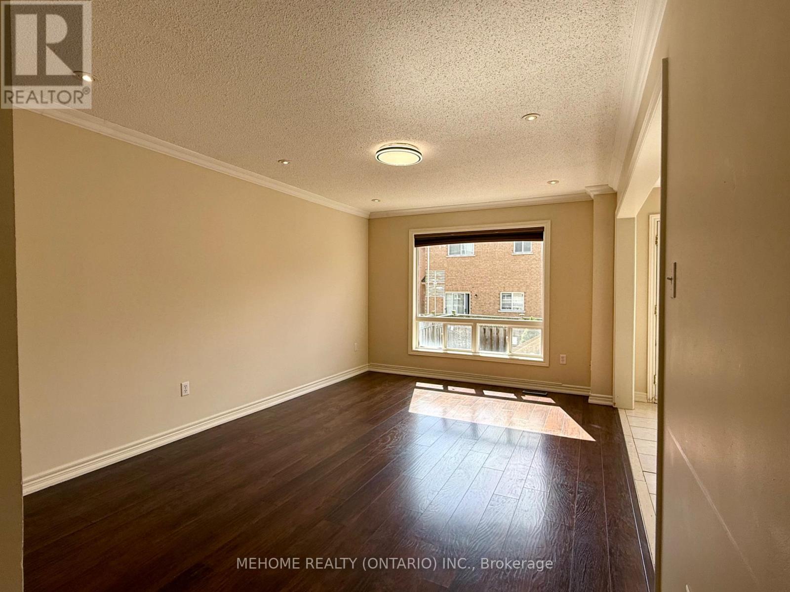 49 Selkirk Drive, Richmond Hill, Ontario  L4B 4S5 - Photo 3 - N12475118