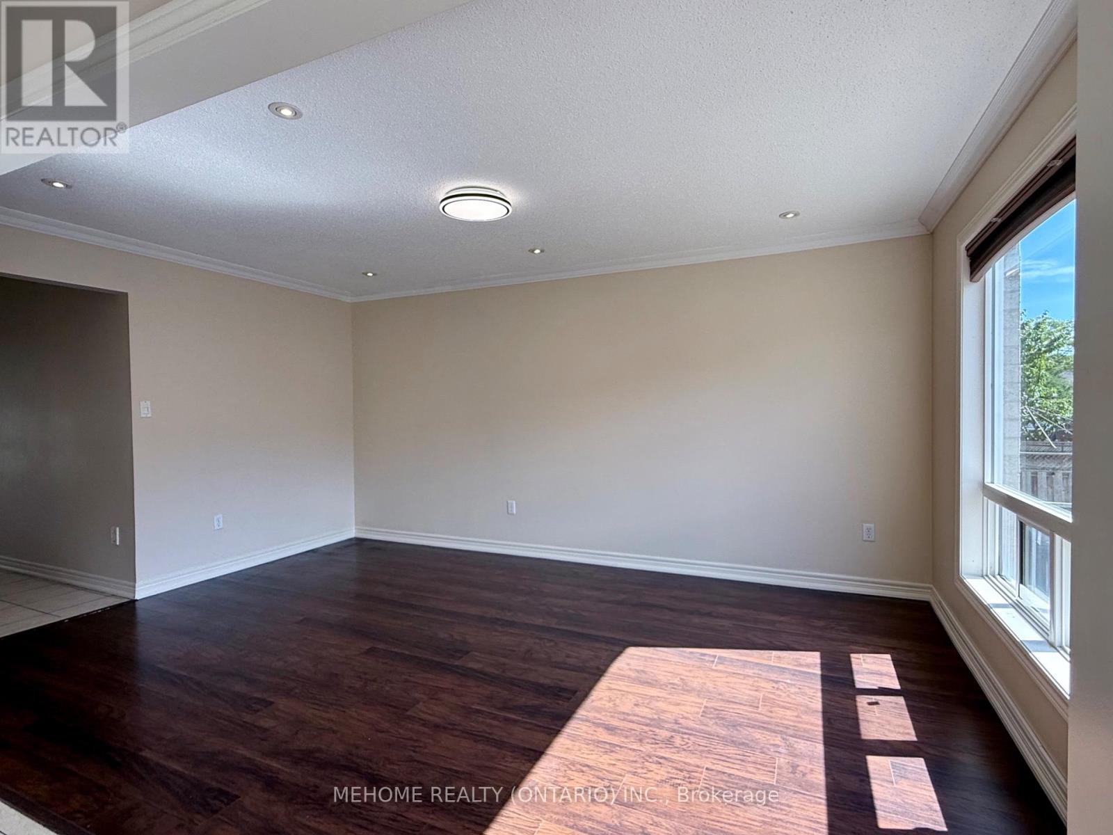 49 Selkirk Drive, Richmond Hill, Ontario  L4B 4S5 - Photo 4 - N12475118