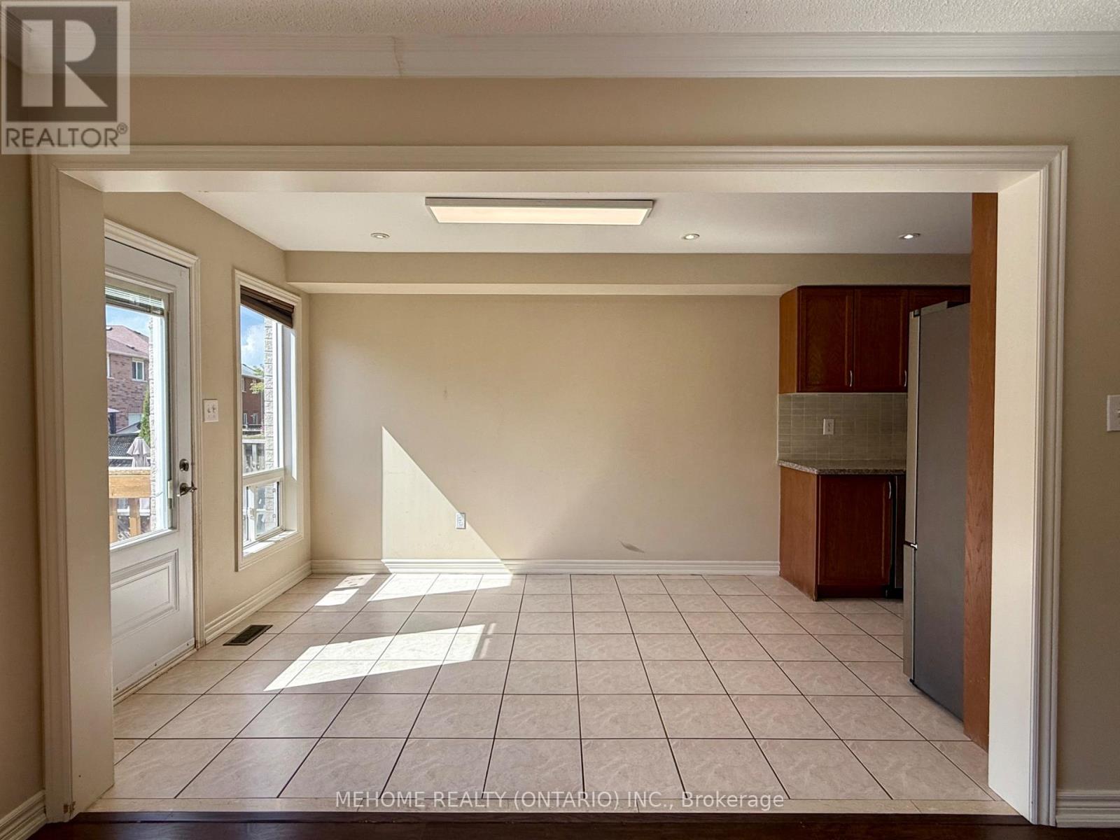 49 Selkirk Drive, Richmond Hill, Ontario  L4B 4S5 - Photo 5 - N12475118