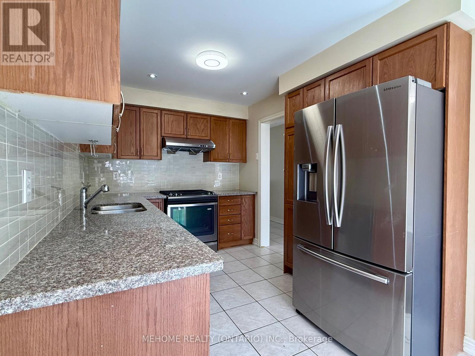 49 Selkirk Drive, Richmond Hill, Ontario  L4B 4S5 - Photo 6 - N12475118