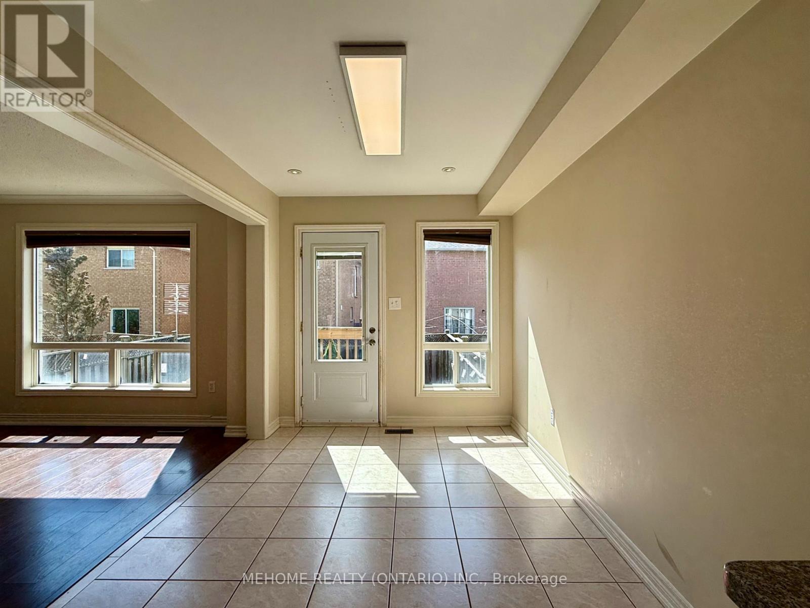 49 Selkirk Drive, Richmond Hill, Ontario  L4B 4S5 - Photo 7 - N12475118